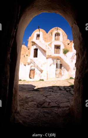 Tunisia Tunisia meridionale, area di Tataouine, ksours road, Ksar Haddada village, ghorfa convertito in un hotel Foto Stock