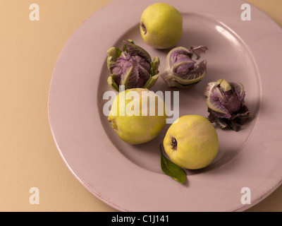 Mela cotogna e cavolfiore viola Foto Stock