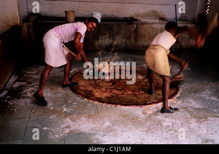 India Rajasthan, Jaipur, la realizzazione di un tappeto, il lavaggio Foto Stock