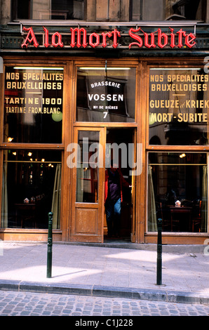 Il Belgio, Bruxelles, il famoso cafe ristorante A La Mort Subite in rue de la Montagne-ingresso aux Herbes-potagères Foto Stock