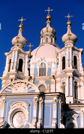 La Russia, a San Pietroburgo e i campanili della Smolny cattedrale ortodossa Foto Stock