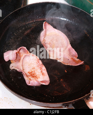 Bacon frittura in padella Foto Stock