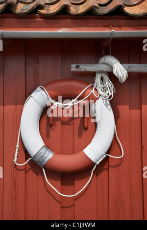 Anello di vita appesa sul muro, Vest-Agder, Norvegia meridionale, Norvegia Foto Stock