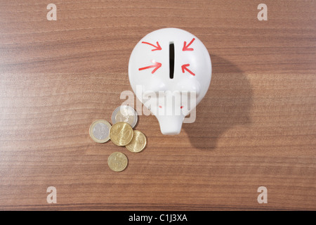 Salvadanaio e monete in euro Foto Stock