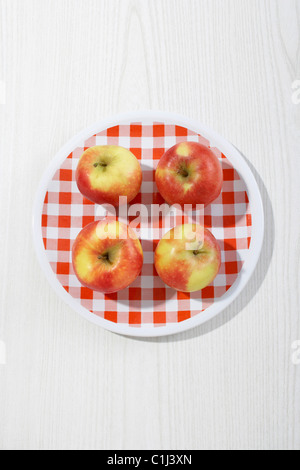 Mele sulla zolla Foto Stock