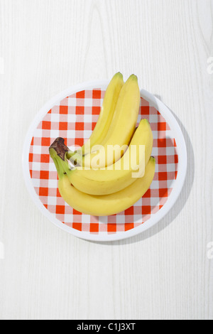 Le banane sulla piastra Foto Stock