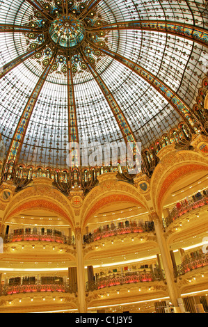 La cupola del padiglione in Galeries Lafayette di Parigi. Foto Stock