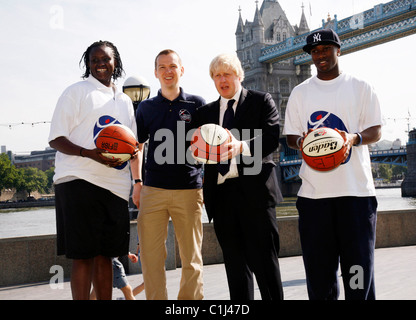 Il sindaco Boris Johnson con Arek Deng, Russel Findlay e Leon Bennett-Harris Lancio di Londra Giochi della gioventù presso il Municipio di Londra, Foto Stock