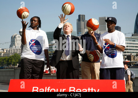 Il sindaco Boris Johnson con Arek Deng, Russel Findlay e Leon Bennett-Harris Lancio di Londra Giochi della gioventù presso il Municipio di Londra, Foto Stock