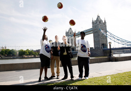 Il sindaco Boris Johnson con Arek Deng, Russel Findlay e Leon Bennett-Harris Lancio di Londra Giochi della gioventù presso il Municipio di Londra, Foto Stock