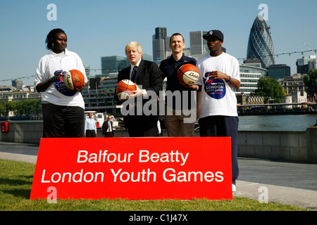 Il sindaco Boris Johnson con Arek Deng, Russel Findlay e Leon Bennett-Harris Lancio di Londra Giochi della gioventù presso il Municipio di Londra, Foto Stock