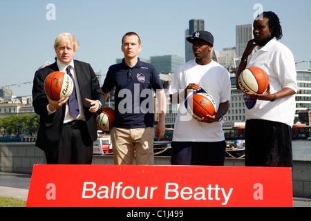 Il sindaco Boris Johnson con Arek Deng, Russel Findlay e Leon Bennett-Harris Lancio di Londra Giochi della gioventù presso il Municipio di Londra, Foto Stock