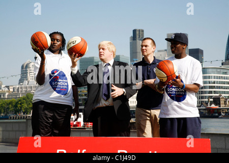 Il sindaco Boris Johnson con Arek Deng, Russel Findlay e Leon Bennett-Harris Lancio di Londra Giochi della gioventù presso il Municipio di Londra, Foto Stock