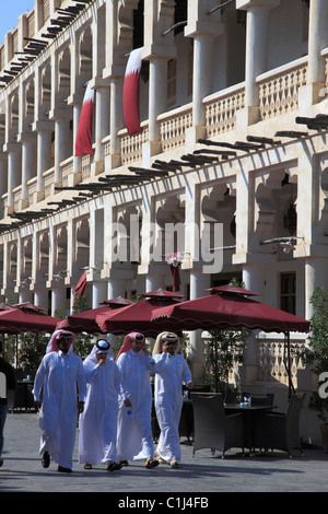 Il Qatar Doha, Souq Waqif, scene di strada, architettura tradizionale, uomini in abito tradizionale, Foto Stock