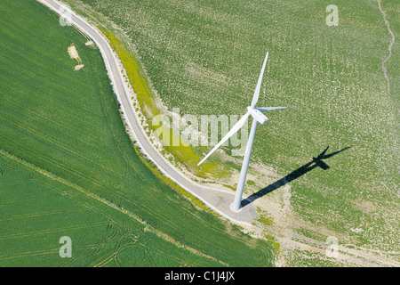Vista aerea della turbina eolica nel campo vicino a Jerez de la Frontera, la provincia di Cadiz Cadice, Andalusia, Spagna Foto Stock