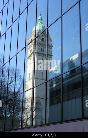 La Queen's Tower si riflette nei moderni edifici presso l'Imperial College di Londra, South Kensington, London, England, Regno Unito Foto Stock