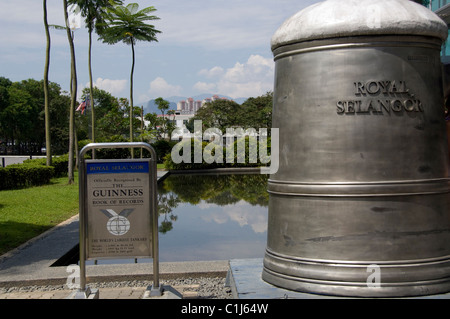 Malaysia, Stato di Selangor, Kuala Lumpur. Il Royal Selangor Pewter workshop, museo, e showroom. Più grande del mondo il boccale. Foto Stock