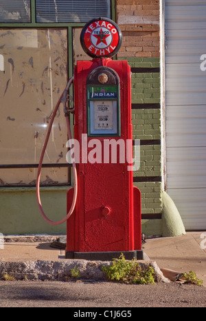 Vecchia pompa di benzina ad Erie Street a Bisbee, Arizona, Stati Uniti d'America Foto Stock