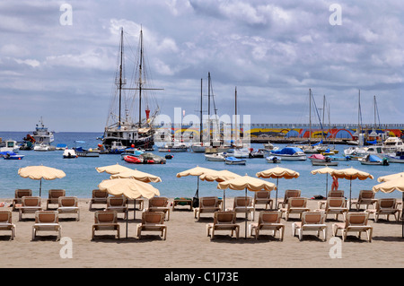 Porto e ombrelloni sulla spiaggia di Los Cristianos della parte meridionale di Tenerife spagnole nelle isole Canarie Foto Stock