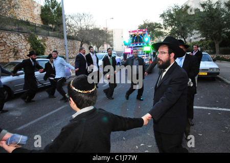 Israele Haifa, uomini ebrei celebrano l' introduzione di un nuovo rotolo di Torah al Ramat Sapir Sinagoga Foto Stock