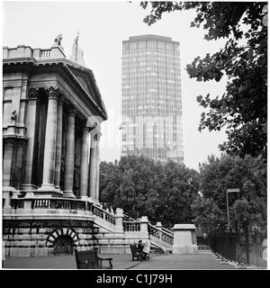 1950, la Tate Gallery, precedentemente conosciuta come National Gallery of British Art, con il grattacielo di 34 piani Centre Point sullo sfondo. Foto Stock