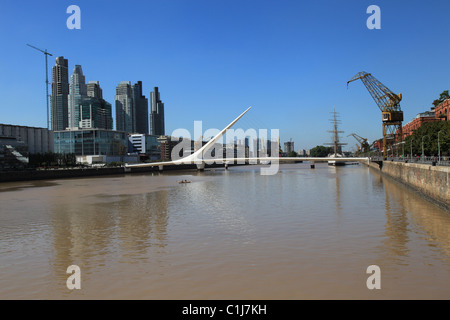 [Puerto Madero] docklands rigenerazione in [Buenos Aires] Argentina mostra edifici ad alta, [Puente de la Mujer], gru Foto Stock