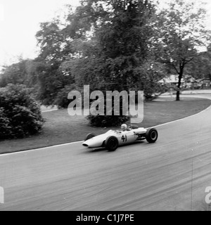 Anni '1960, storica, un'auto da corsa dell'epoca sul circuito di Crystal Palace Park, South London, Inghilterra, aperto nel 1927 Foto Stock