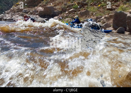 2 accoppia il rafting sul fiume di sale in Arizona, Stati Uniti d'America su gommoni pontone. Foto Stock