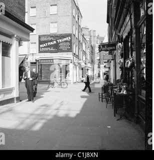 1960s, un vicolo pedonale in un'area simile a un villaggio conosciuta come Shepherd Market, una piazza del XVIII secolo nel quartiere Mayfair del West End di Londra. Foto Stock