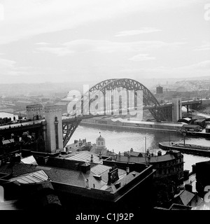 Newcastle-upon-Tyne, Inghilterra, anni '1950 Una fotografia di J Allan Cash del Tyne Bridge costruito nel 1928 e considerato il simbolo della città. Foto Stock