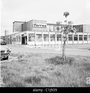 1960, la nuova Fortes Service Station e gli automobilisti si fermano sull'autostrada M1, a Newport Pagnell, in Inghilterra, mostrando il ristorante Grill & Griddle. Foto Stock