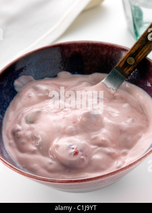 Yogurt alla fragola con rosso fragole mature Foto Stock