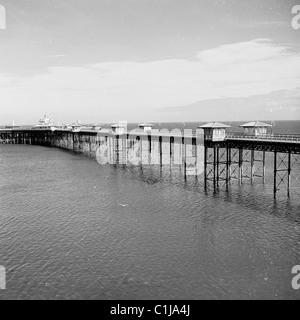 1950, storico, vista di quest'epoca del molo di Llandudno, originariamente costruito nel 1858 e poi esteso nel 1891 per diventare il molo più lungo del Galles. Foto Stock