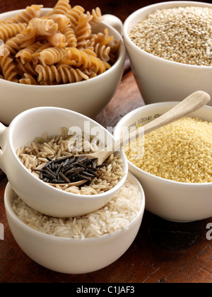 Riso selvatico Basmati pasta in coppe di misurazione Foto Stock