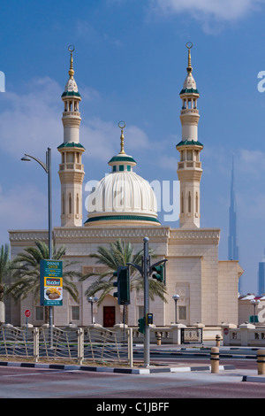 Una moschea con minareti nel distretto di Jumeirah di Dubai, EAU. Foto Stock