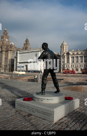 Statua del Capitano Frederick John Walker, RN al Pier Head, Liverpool. Foto Stock