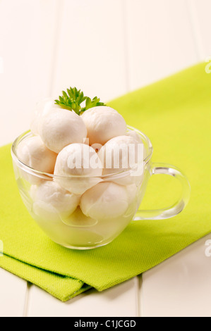 Mozzarella di palline in un bicchiere di vetro Foto Stock