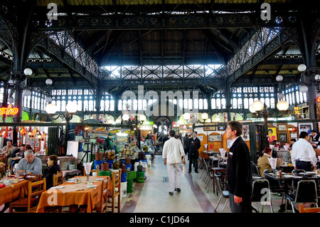 Il Cile, Santiago, Mercato Centrale è un architettura unica e musicisti di strada giocare in molti alimenti di mare Ristoranti Foto Stock