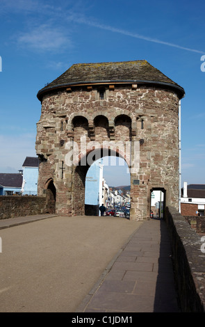 L Antica Monnow fortificato ponte sopra il fiume Monnow, Monmouth, Wales, Regno Unito Foto Stock