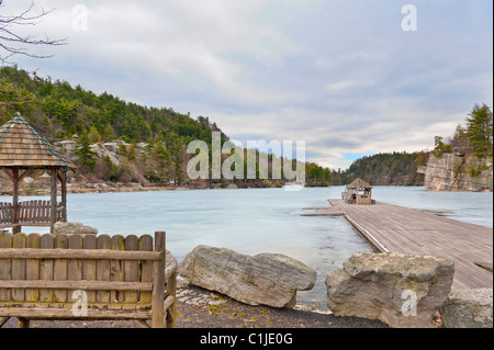 Marzo 13, 2011 - NEW PALTZ NY: Lago Ghiacciato Mohonk vista del molo di legno, gazebo, panca, Catskills Mountains montagne, Mohonk Mountain House Foto Stock