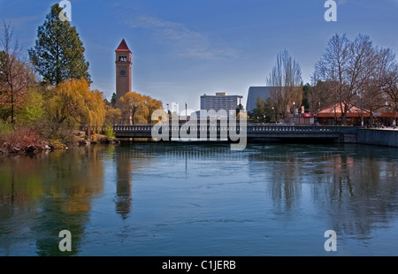 Questo paesaggio fotografico è di Spokane Washington il Riverfront Park in primavera. Enormi salici. Foto Stock