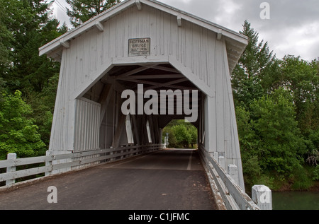 Questo vintage white ponte di coperta è un punto di riferimento storico di Linn County, Oregon. Ponte di Hoffman, costruito negli anni trenta circa. Foto Stock