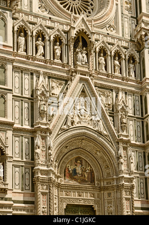 Firenze, Italia. Cattedrale di Santa Maria del Fiore o il Duomo, visto dalla Piazza San Giovanni. Aggiunta di facciata nel 1887. Foto Stock