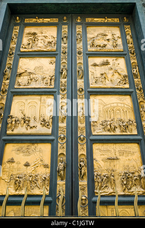 Firenze, Italia. Il Battistero di San Giovanni con bronzo Oriente porte, i Cancelli del Paradiso (15c.) da Lorenzo Ghiberti. Foto Stock