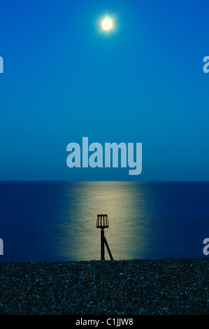 Spiaggia di Aldeburgh dopo il tramonto (crepuscolo), con la luna e di riflessione, Suffolk Foto Stock