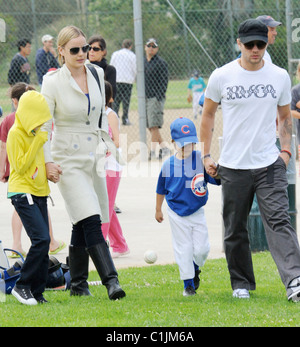 Abbie Cornish, Ava Elizabeth Phillippe, diacono Reese Phillippe e Ryan Phillippe Ryan Phillippe guarda il suo figlio il baseball Foto Stock