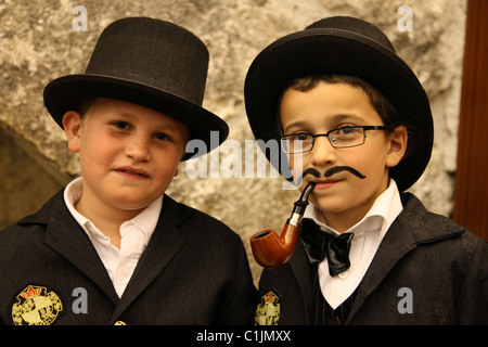 Ultra un ebreo ortodosso indossando il costume durante la festa di Purim festival nel quartiere ebraico della città vecchia di Gerusalemme Est Israele Foto Stock