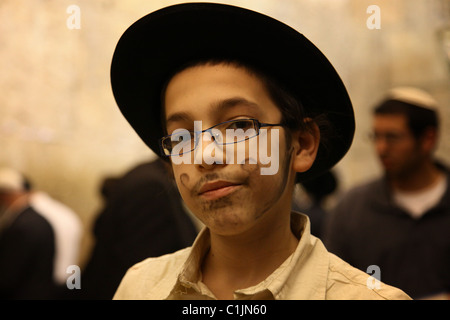 Ultra un ebreo ortodosso indossando il costume durante la festa di Purim festival nel quartiere ebraico della città vecchia di Gerusalemme Est Israele Foto Stock