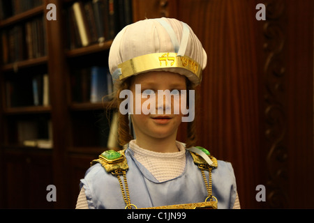 Ultra un ebreo ortodosso indossando il costume durante la festa di Purim festival nel quartiere ebraico della città vecchia di Gerusalemme Est Israele Foto Stock