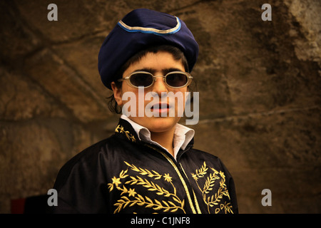 Ultra un ebreo ortodosso indossando il costume durante la festa di Purim festival nel quartiere ebraico della città vecchia di Gerusalemme Est Israele Foto Stock